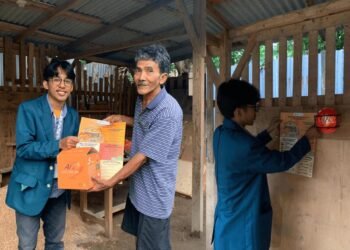 Kegiatan Pemasangan AFO (Auto Fire Off) Fire Extinguisher Ball sebagai langkah nyata pencegahan kebakaran oleh tim kepada pemilik UMKM pengrajin kayu.