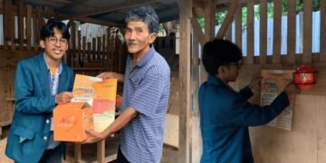 Kegiatan Pemasangan AFO (Auto Fire Off) Fire Extinguisher Ball sebagai langkah nyata pencegahan kebakaran oleh tim kepada pemilik UMKM pengrajin kayu.