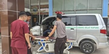 Relawan LazisMu–MDMC Kabupaten Kapuas mengevakuasi warga sakit ke IGD RSUD dr. H. Soemarno menggunakan ambulan donasi saat perjalanan kemanusiaan usai pengantaran jenazah