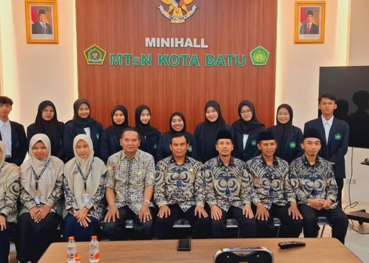 Sinergi UIN Malang dan MTsN Kota Batu Melalui Program Asistensi Mengajar Mahasiswa FITK 46 WhatsApp Image 2026 01 18 at 18.13.30