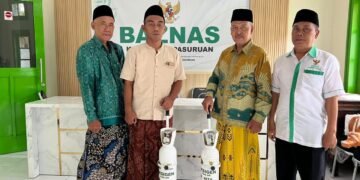 wakil ketua I M. Mundzir menyerahkan tabung oksigen