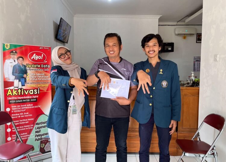 Penyerahan Gambar Kerja dan 3D Design Stadion Kepada Kepala Kelurahan.