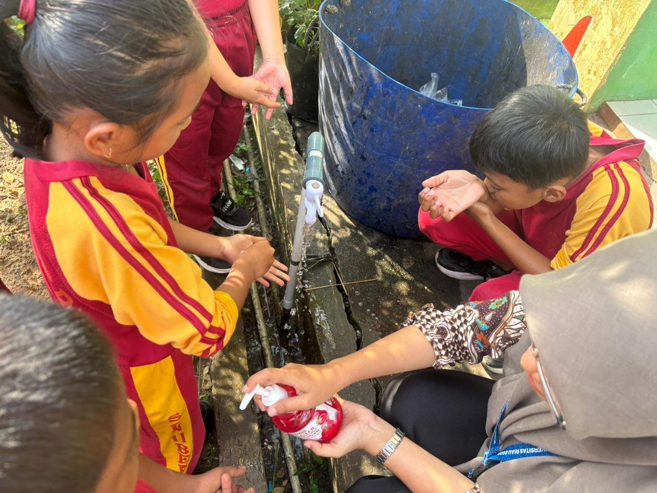Sosialiasai PHBS Cuci Tangan di SDN 11 Benteng Hulu