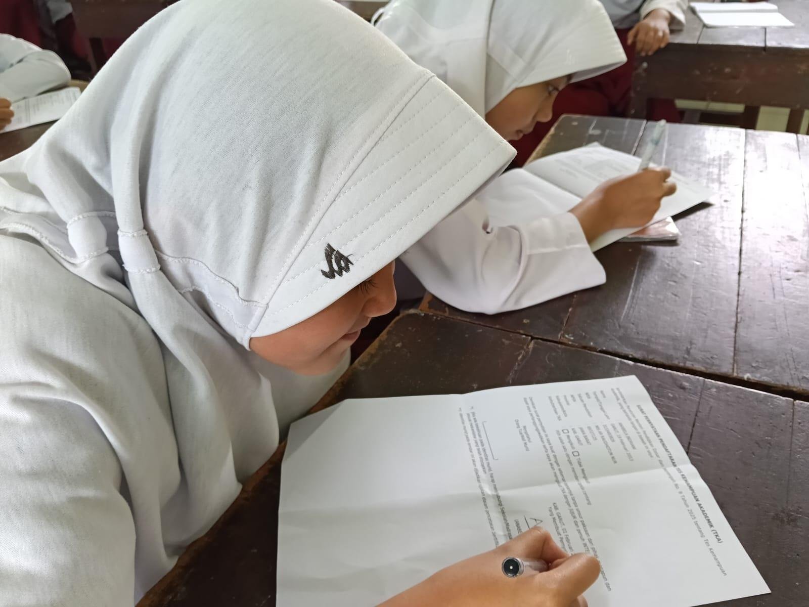 Antusiasme Siswa Kelas VI MIS Ar-Raudhotun Nur dalam Pengisian Pendaftaran Tes Kemampuan Akademik 47 WhatsApp Image 2026 02 02 at 13.50.50