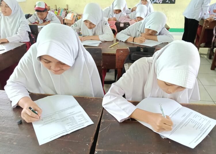 Antusiasme Siswa Kelas VI MIS Ar-Raudhotun Nur dalam Pengisian Pendaftaran Tes Kemampuan Akademik 46 WhatsApp Image 2026 02 02 at 13.50.51