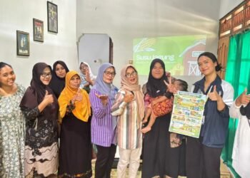 Mahasiswa Undip Evelyn Jasmine Foto bersama ibu-ibu PKK Dusun Sambirejo