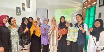 Mahasiswa Undip Evelyn Jasmine Foto bersama ibu-ibu PKK Dusun Sambirejo