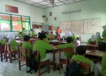 Hargai Karya Siswa Kelas 7E MTsN 6 Bantul, Guru SBK Lakukan Penilaian di Depan Kelas 52 WhatsApp Image 2026 02 04 at 10.24.35