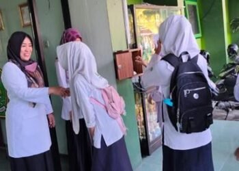 Guru MTsN 6 Bantul Sambut Siswa di Pagi Hari dengan Salam, Sapa, dan Senyum 51 WhatsApp Image 2026 02 04 at 10.55.23