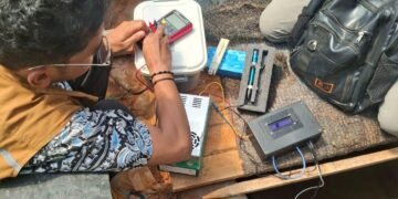 Mahasiswa ITERA melakukan pemasangan Sistem IOT di Lahan Hidroponik Milik BUMDes Kali Rejo