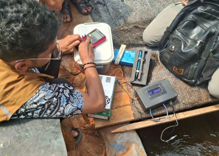 Mahasiswa ITERA melakukan pemasangan Sistem IOT di Lahan Hidroponik Milik BUMDes Kali Rejo