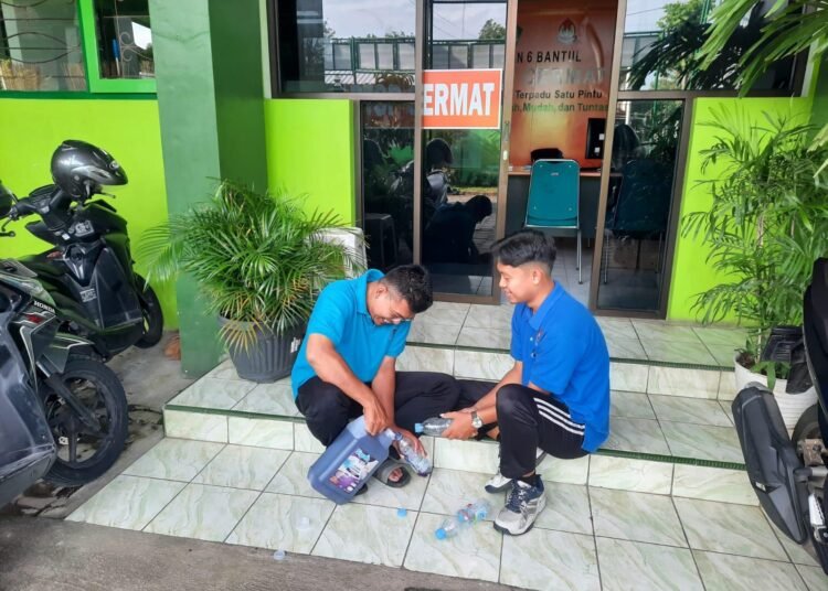Pegawai MTsN 6 Bantul Sigap Siapkan Pembersih Lantai untuk Kegiatan Bersih Pondok 46 WhatsApp Image 2026 02 05 at 08.54.53