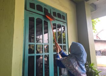 Guru MTsN 6 Bantul Penuh Semangat Bersihkan Kaca Jendela Pondok Putri Al Wahby di Momentum Harlah ke-48 60 WhatsApp Image 2026 02 05 at 13.43.24