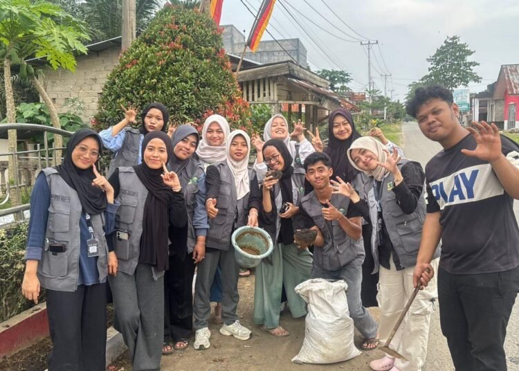 Mahasiswa KKN Reguler 1 Universitas Andalas Percantik Kantor Wali Nagari Sitiung Melalui Program Bunga Pelindung Tanaman 49 WhatsApp Image 2026 02 05 at 21.12.32