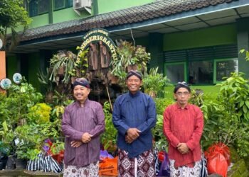Kepala MTsN 6 Bantul dan Guru Piket Berbusana Jawa, Sambut Kedatangan Siswa di Kamis Pon 46 WhatsApp Image 2026 02 06 at 09.07.55