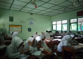 Antusias Siswa Kelas 9D Ikuti Ujian Praktik Bahasa Indonesia dengan Iringan Musik 57 WhatsApp Image 2026 02 10 at 11.43.51