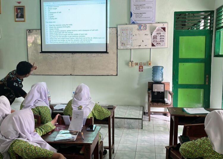 Scaffolding Learning Warnai Kelas IX D Matsanaba, Siswa Belajar Bahasa Inggris Tanpa Kamus dan Gawai 46 WhatsApp Image 2026 02 11 at 11.11.08