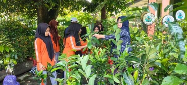 Menanam Hari Ini, Menuai Masa Depan: Aksi Nyata Guru dan Siswa Peduli Lingkungan di MTsN 6 Bantul 46 WhatsApp Image 2026 02 11 at 13.39.25