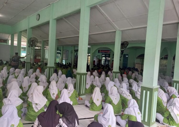 Kaharja Ajak Siswa MTsN 4 Bantul Disiplin dan Utamakan Keselamatan di Jalan 46 WhatsApp Image 2026 02 11 at 18.16.16