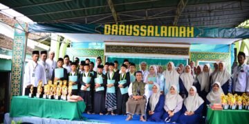 BERFOTO BERSAMA : Para santri lulusan MDT Darussalamah berfoto bersama dengan dewan asatidz.