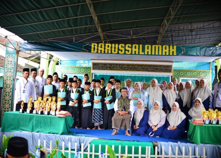 BERFOTO BERSAMA : Para santri lulusan MDT Darussalamah berfoto bersama dengan dewan asatidz.