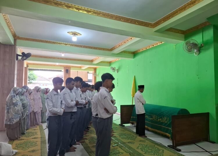 Pembelajaran Fikih Bermakna, Siswa X E4 dan X E5 MAN 4 Bantul Praktik Fikih Perawatan Jenazah di Masjid Al Iman 46 WhatsApp Image 2026 02 12 at 13.44.38