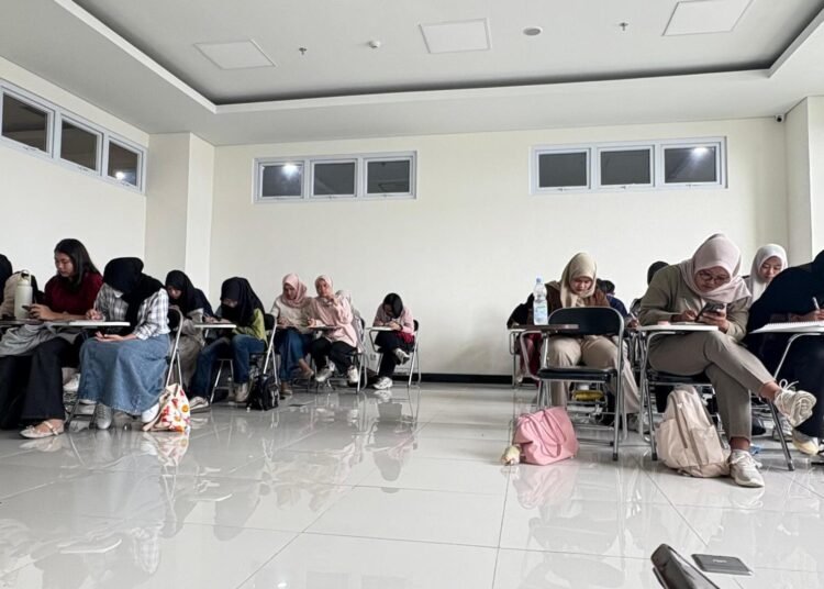 Kenapa Kita Sering “Ikut Arus”? Memahami Tekanan Sosial dalam Kehidupan Mahasiswa 46 WhatsApp Image 2026 02 13 at 09.13.14