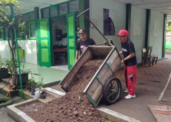 Waka Sarpras MTsN 6 Bantul Siapkan Lahan Tanam, Sukseskan Kokurikuler “Bertani Itu Keren” 61 WhatsApp Image 2026 02 13 at 13.25.52