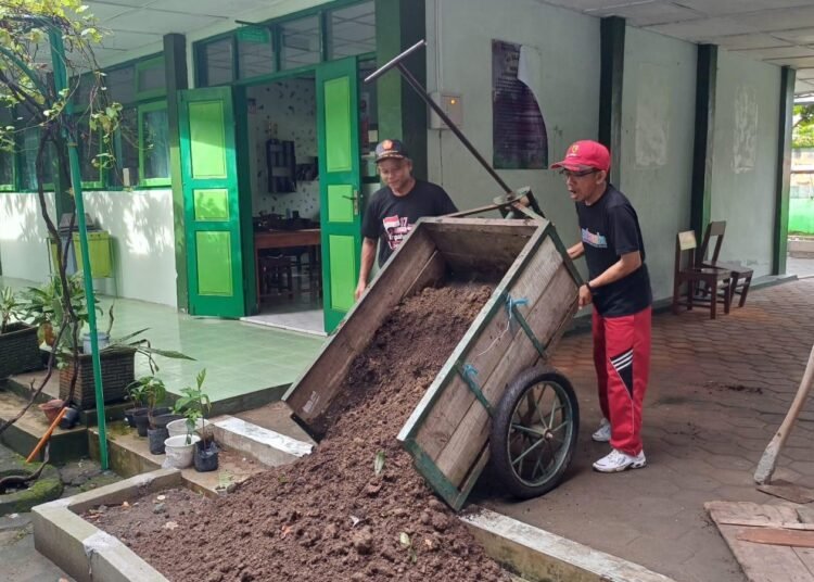 Waka Sarpras MTsN 6 Bantul Siapkan Lahan Tanam, Sukseskan Kokurikuler “Bertani Itu Keren” 46 WhatsApp Image 2026 02 13 at 13.25.52
