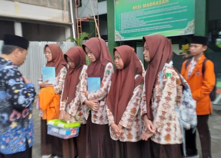 Kepala MTs Negeri 6 Bantul Bekali Kontingen Lomba di MAN 3 Bantul 46 WhatsApp Image 2026 02 13 at 15.32.47