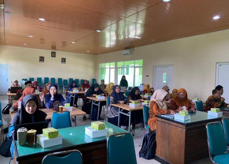 Guru matematika dari MTsN 6 Bantul mengikuti kegiatan Musyawarah Guru Mata Pelajaran (MGMP) Matematika yang diselenggarakan oleh MGMP Matematika MTs Kabupaten Bantul 46 WhatsApp Image 2026 02 14 at 08.10.40