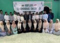 PENUH SEMANGAT : Haflah akhirussanah TPA Miftakhul Hidayah berlangsung dengan penuh semangat dan diakhiri dengan foto bersama purna santri dan dewan asatidz.