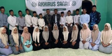 PENUH SEMANGAT : Haflah akhirussanah TPA Miftakhul Hidayah berlangsung dengan penuh semangat dan diakhiri dengan foto bersama purna santri dan dewan asatidz.
