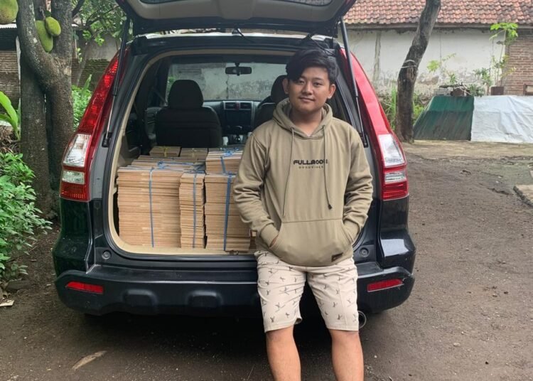 Tak Menunggu Lulus! Kisah harum_jaya.4472 Bangun Bisnis Hiasan Dinding hingga Sukses di Usia 20 46 WhatsApp Image 2026 02 15 at 09.44.58