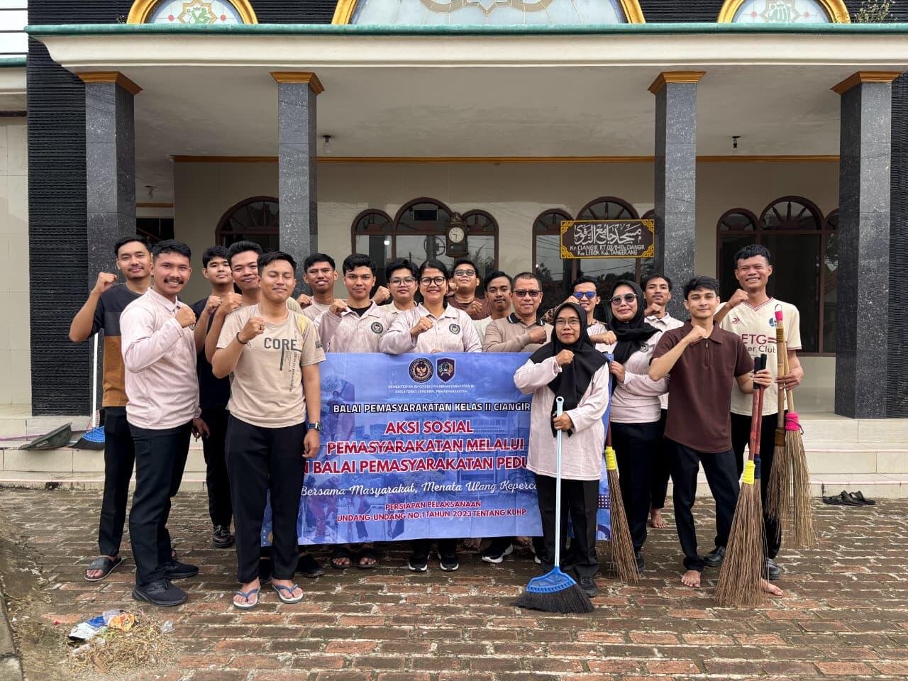 Bapas Ciangir Gelar Bersih Bersih di Masjid At-Taqwa Desa Ciangir 50 Bapas Ciangir