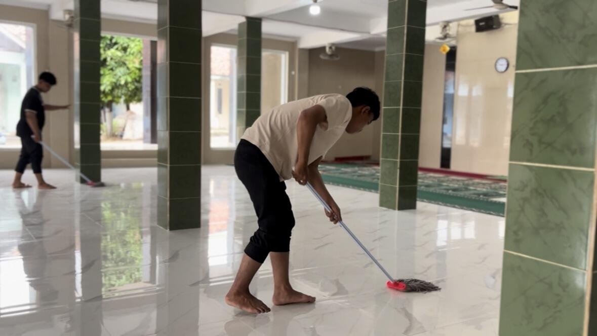 Bapas Ciangir Gelar Bersih Bersih di Masjid At-Taqwa Desa Ciangir 48 Bapas Ciangir