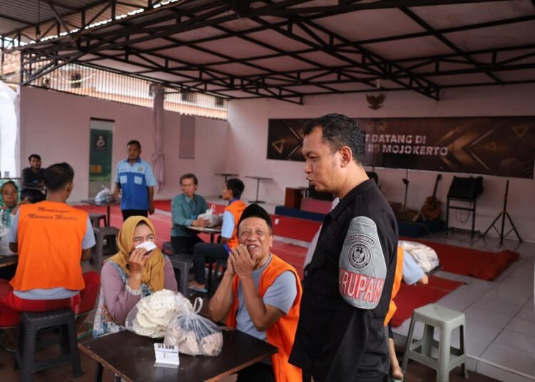 Komitmen Penuhi Hak Warga Binaan Saat Ramadhan, Layanan Kunjungan di Lapas Mojokerto Tetap Berjalan 46 WhatsApp Image 2026 02 19 at 14.08.07