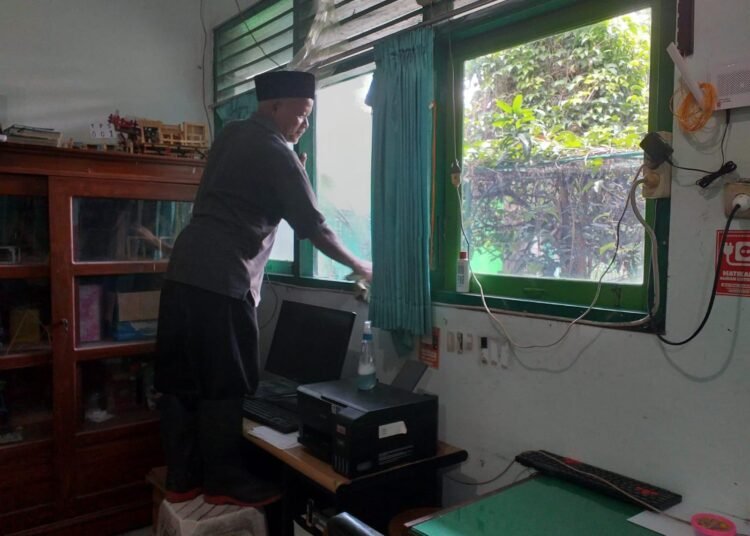 Semangat Pengabdian Sejak Fajar: Hasyim Bersihkan MTsN 6 Bantul Mulai Pukul 04.00 Pagi 46 WhatsApp Image 2026 02 22 at 07.17.24