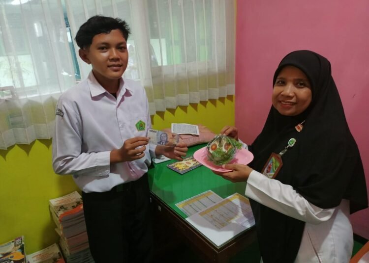 Asah Keberanian, Siswa Kelas 9 MTsN 6 Bantul Promosikan Produk Makanan 46 WhatsApp Image 2026 02 23 at 09.51.58
