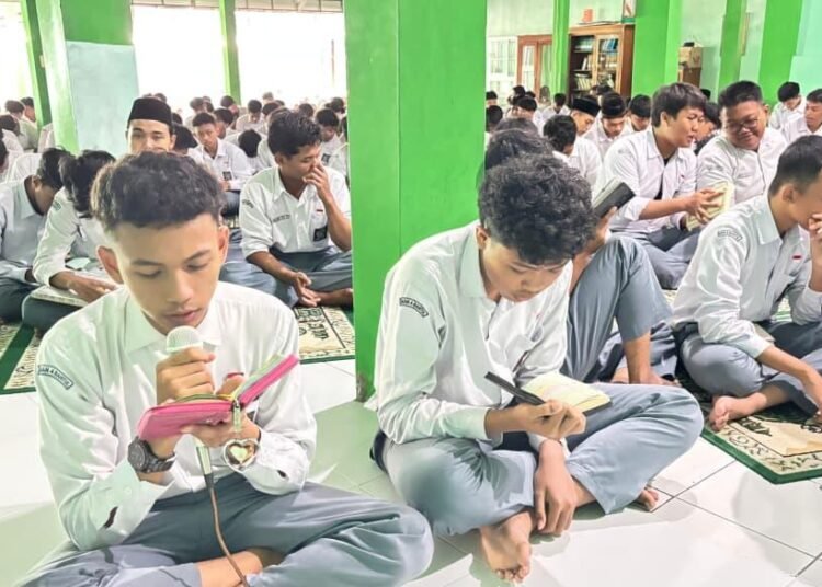 Suara Merdu Pimpin Ayat Suci: Siswa MAN 4 Bantul Nahkodai Muqaddaman di Mushala 46 WhatsApp Image 2026 02 24 at 11.06.17