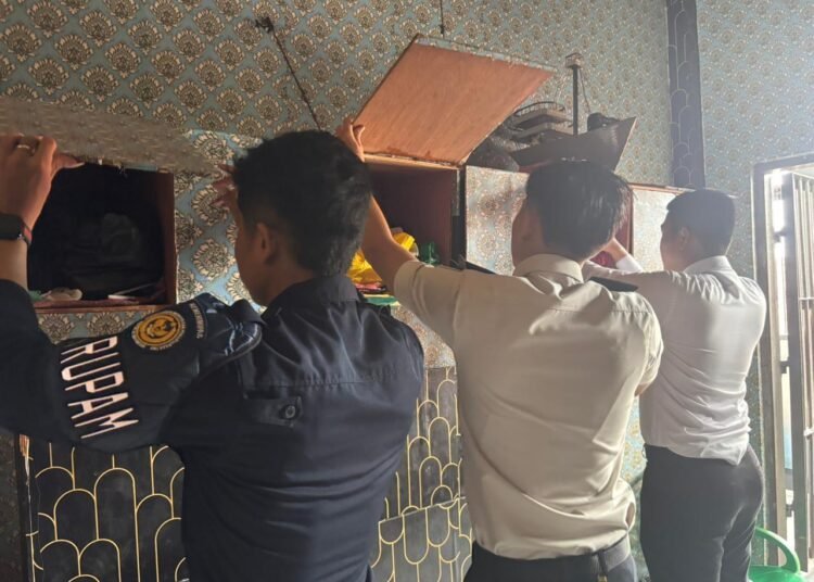 Perkuat Keamanan Selama Ramadhan, Ka KPR Pimpin Razia Kamar Hunian WBP di Rutan Bengkulu 46 WhatsApp Image 2026 02 24 at 12.29.14 1