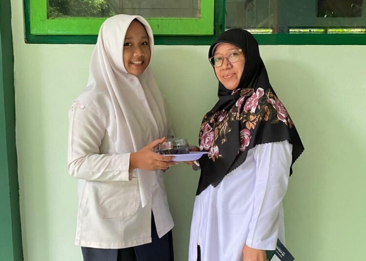 Kolaborasi Tiga Mapel, Siswa Kelas IX Matsanaba Belajar Produksi hingga Pemasaran Telur Asin 46 WhatsApp Image 2026 02 25 at 08.04.55