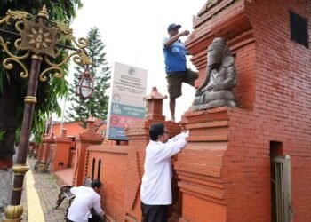Petugas dan Warga Binaan Lapas Mojokerto Gotong Royong Bersihkan Area Depan, Wujudkan Lingkungan Bersih, Rapi dan Asri 46 WhatsApp Image 2026 02 26 at 10.48.32