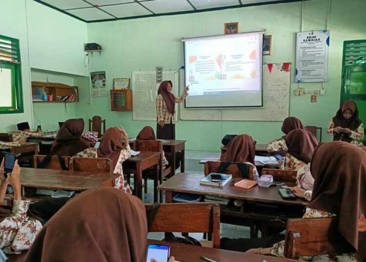 Latih Keberanian Berbicara, Siswa Kelas 8 Matsanaba Lakukan Presentasi di Depan Kelas 46 WhatsApp Image 2026 02 26 at 11.27.16