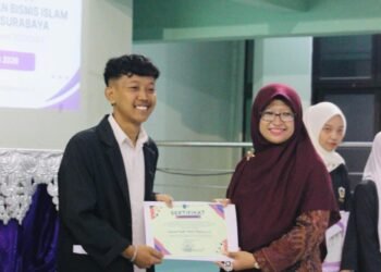 Dokumentasi penyerahan sertifikat penghargaan dalam rangkaian Yudisium FEBI UIN Sunan Ampel Surabaya.