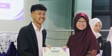 Dokumentasi penyerahan sertifikat penghargaan dalam rangkaian Yudisium FEBI UIN Sunan Ampel Surabaya.