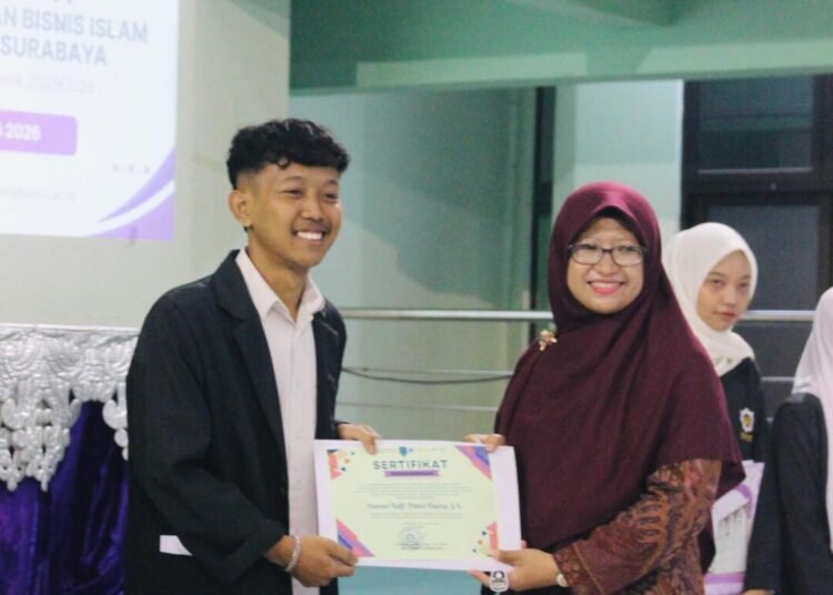 Yusron Nafi' Putra Daeva Dinobatkan sebagai Mahasiswa Terbaik FEBI UINSA dan Lulusan Terbaik 1 Ilmu Ekonomi 46 Dokumentasi penyerahan sertifikat penghargaan dalam rangkaian Yudisium FEBI UIN Sunan Ampel Surabaya.