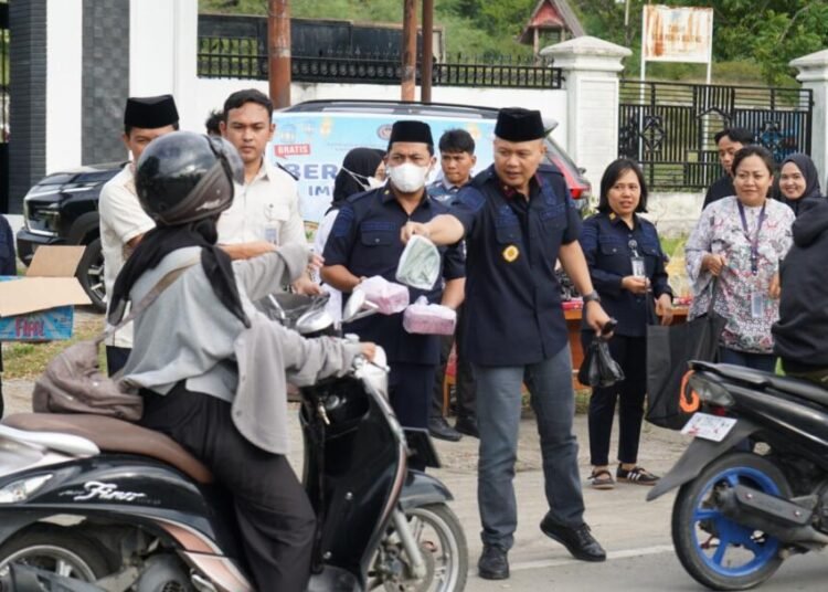 Ramadan Penuh Berkah, Kanwil Ditjen Imigrasi Sulteng Tebar Kebaikan Lewat Berbagi Takjil Gratis 46 WhatsApp Image 2026 02 26 at 20.06.18