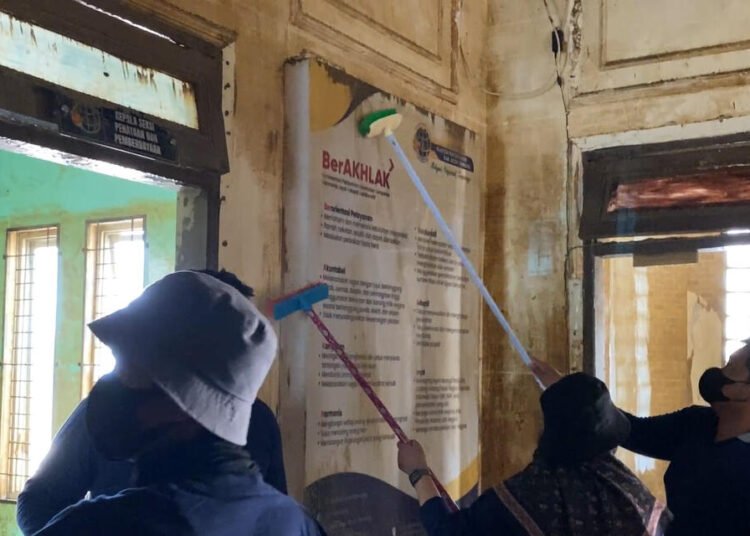 Kantor Pertanahan Kota Lhokseumawe Bahu Membahu Bersihkan Kantor Pelayanan Kabupaten Aceh Tamiang 46 bantutamiang