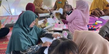 Mahasiswa KPM turut membantu kegiatan posyandu balita melalui penimbangan berat badan, pengukuran tinggi badan, dan pemantauan tumbuh kembang anak.